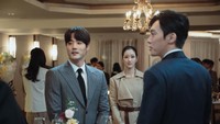 <p>Lee Ra El kemudian bertekad membalas dendam untuk menghancurkan Yoon Gyeom dengan cara berpura-pura menjadi selingkuhannya. Di balik peran itu, ia menyimpan rencana paling kejam untuk menghancurkan keluarga Yoon Gyeom. (Foto: Dok. tvN/Viu)</p>