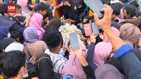 VIDEO: Makam Eril Dijejali Warga Yang Berziarah, Dilarang Selfie