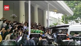 VIDEO: Salawat dan Tahlil Iringi Jenazah Eril Masuk ke Ambulans