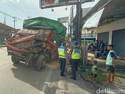 Truk Tabrak Tiang Reklame di Jekulo, Lalin Pantura Kudus-Pati Macet