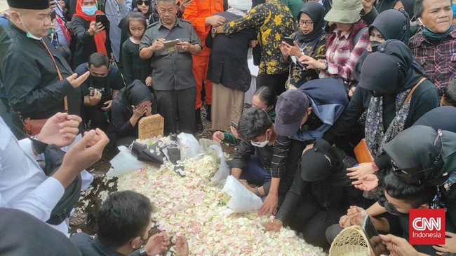 Usai pemakaman Eril, ibunda dari Ridwan Kamil yang juga nenek almarhum, mengaku sempat berdoa agar jenazah keturunannya itu bisa dimakamkan di kampung halaman.