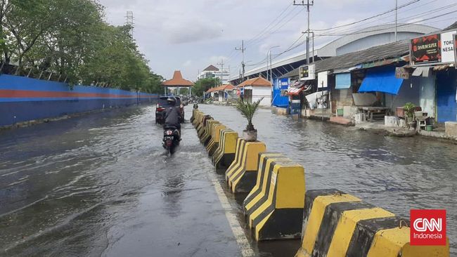 Wilayah pesisir Surabaya dan sekitarnya, Jawa Timur, terendam pasang air laut atau banjir rob dengan ketinggian mencapai 20-40 cm, Senin (13/6).