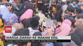 VIDEO: Ziarah Warga ke Makam Eril