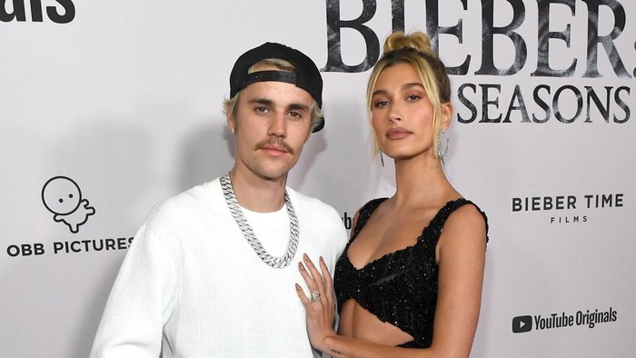 WESTWOOD, CALIFORNIA - JANUARY 27: Justin Bieber and Hailey Rhode Bieber attend YouTube Originals 