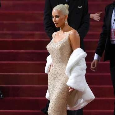 7 Penampilan Kim Kardashian Pakai Baju Termahal di Dunia yang Kini Rusak