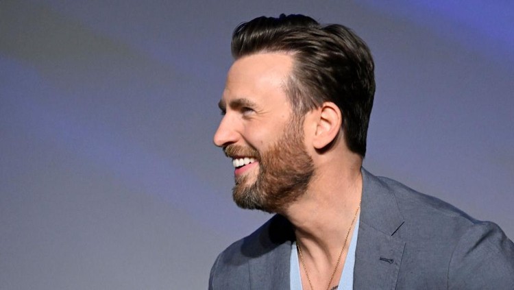 1402721701 LONDON, ENGLAND - JUNE 13: Chris Evans is interviewed by young fans at the UK Premiere of Disney Pixars'