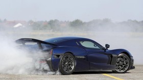 Rakyat Afghanistan Rancang Supercar Serba Hitam, Dapat Restu Taliban