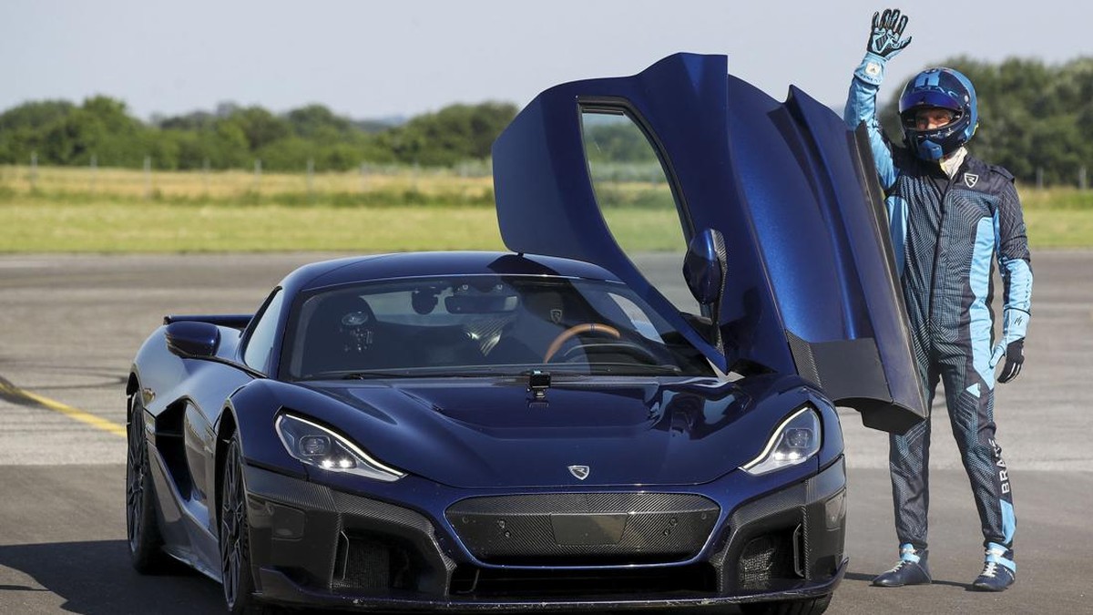 FOTO: Adu Supercar Kroasia Lawan Pesawat Akrobatik, Siapa Menang?