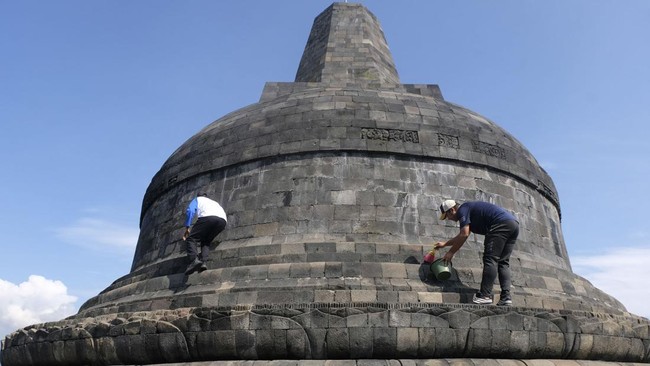 Luhut Restui Sandi Kerek Tiket Borobudur, Rp150 Ribu hingga Rp500 Ribu Menko Marves Luhut Binsar Panjaitan merestui Menteri Pariwisata Ekonomi Kreatif (Menparekraf) Sandiaga Uno terkait tarif baru Candi Borobudur.