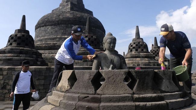 Sandiaga Harap Tiket Borobudur Batal Naik Dorong UMKM Pembatalan kebijakan tarif RP750 ribu ke Candi Borobudur diharapkan bisa mendorong UMKM dan ekonomi masyarakat di sekitarnya.