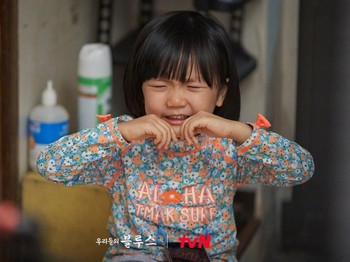 Kehadiran Eun Gi di pulau Jeju juga membawa bahagia bagi para warganya. Ia sering diajak jalan-jalan oleh para warga di pasar. Kamu yang belum menonton Our Blues, segera nonton dan lihat kemampuan akting dari Ki So Yu ini, ya!/ Foto: Instagram.com/tvn_drama