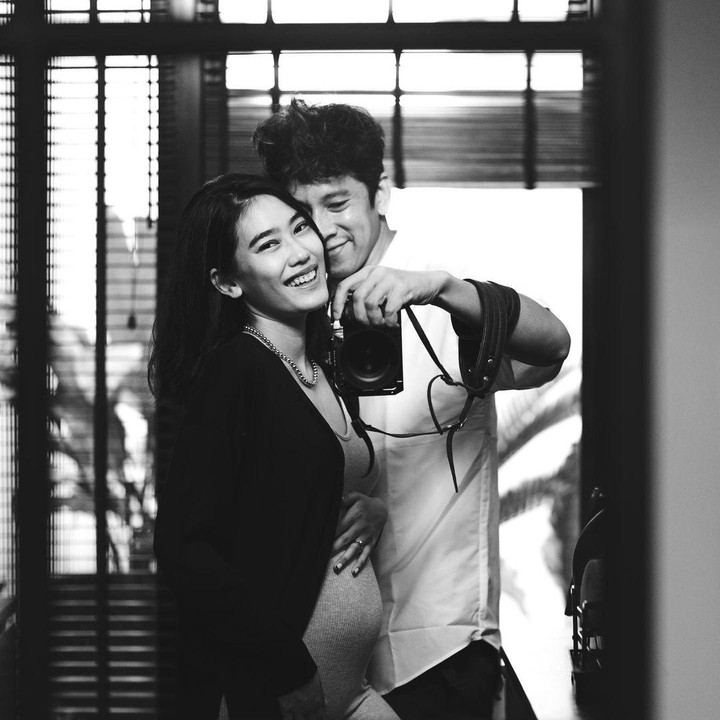 <p>Alika menuliskan usia kandungannya yang memasuki minggu ke-20. Tersenyum lebar bersama sang suami, Alika tunjukan <em>baby bump</em>-nya. Semoga Alika sehat-sehat sampai lahiran, ya Bunda. (Foto: Instagram @alikaislamadina)</p>