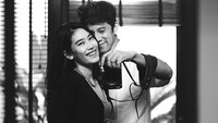 <p>Alika menuliskan usia kandungannya yang memasuki minggu ke-20. Tersenyum lebar bersama sang suami, Alika tunjukan <em>baby bump</em>-nya. Semoga Alika sehat-sehat sampai lahiran, ya Bunda. (Foto: Instagram @alikaislamadina)</p>