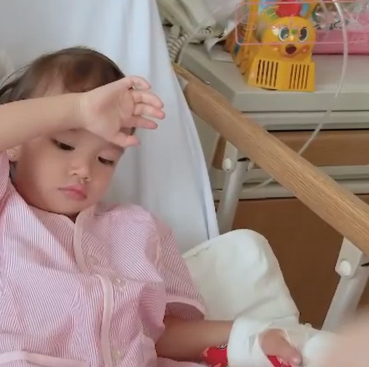 <p>Istri David Herbowo mengatakan bahwa suhu baby Claire naik turun hingga nyaris mencapai 40 derajat. Mau tak mau, anak kelahiran 12 Februari 2020 itu harus menjalani tes darah. (Foto Instagram @shandyaulia)<br /><br /><br /></p>