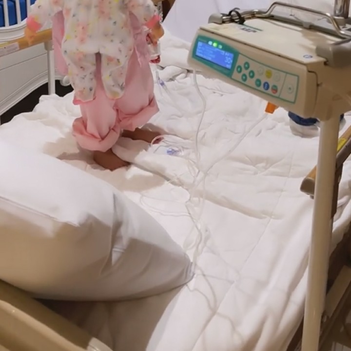 <p>"Mungkin enggak sengaja megang sesuatu lalu terjilat, masuk deh kumannya. Kemarin demamnya memang terlalu tinggi karena kumannya lagi banyak banget yang masuk. Tapi sekarang sudah dikasih obat, (panasnya) udah turun kan, sudah hilang," ujar dokter yang menangani. Kita doakan, semoga Baby Claire cepat sembuh ya, Bunda. (Foto Instagram @shandyaulia)</p>