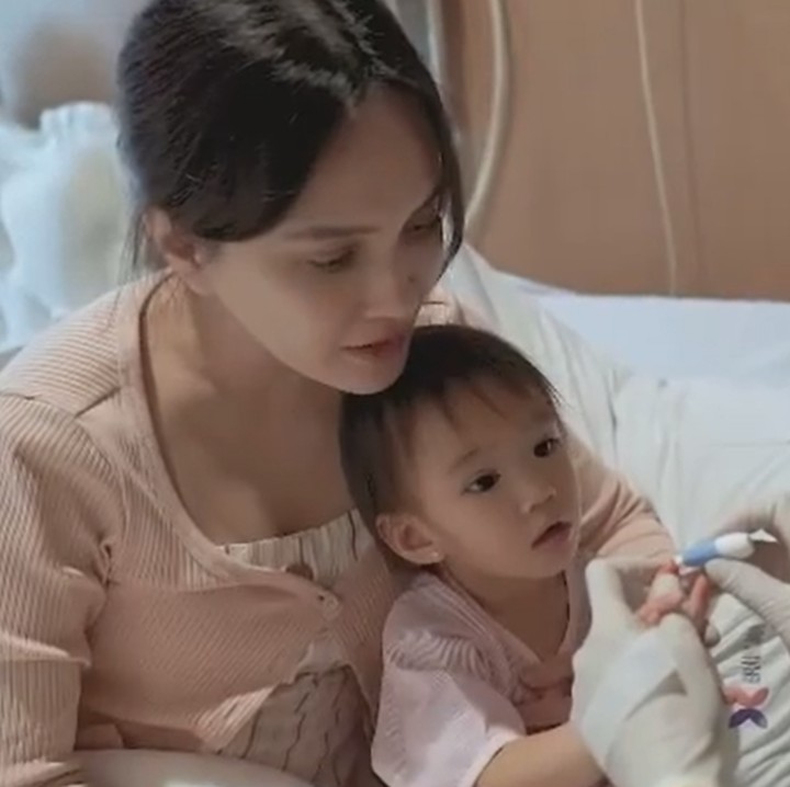 <p>Dalam foto yang dibagikan, Shandy terlihat sedang menggendong Claire Herbowo dengan memakai selang infus di pergelangan tangan. (Foto Instagram @shandyaulia)<br /><br /><br /></p>