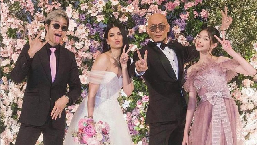 Azka Corbuzier Deddy Corbuzier dan Sabrina bersama Azka dan Nada Tarina Putri.