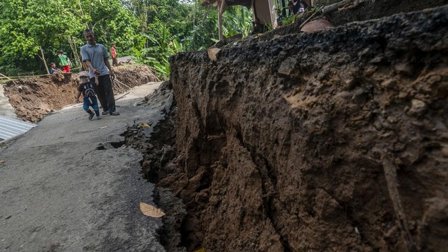 Sejumlah warga Kabupaten Seram Bagian Barat (SBB), Provinsi Maluku, masih mengungsi setelah fenomena gerakan tanah merusak rumah di daerah tersebut.