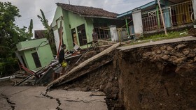 FOTO: Longsor Terjang Permukiman Warga di Lebak