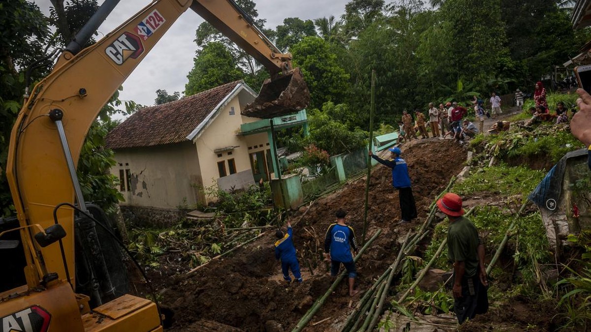 FOTO: Longsor Terjang Permukiman Warga di Lebak