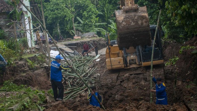 FOTO: Longsor Terjang Permukiman Warga di Lebak