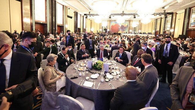 Di Forum Global Prabowo Tegaskan Posisi Indonesia Non-Aliansi Menteri Pertahanan Prabowo Subianto menegaskan Indonesia telah memutuskan posisi untuk tidak terlibat dalam aliansi militer manapun.