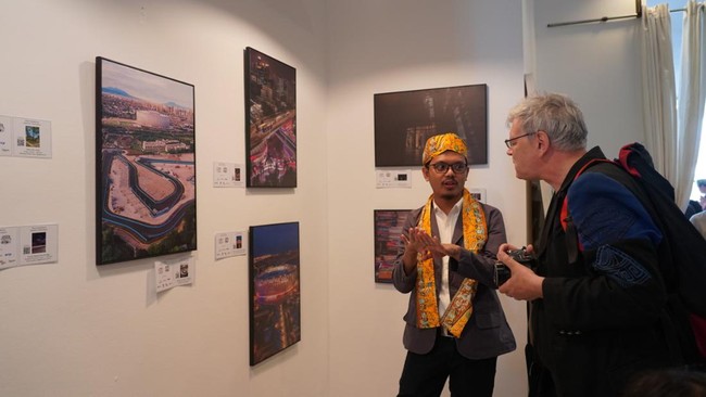 Jakarta Content Creator Community (JCCC) mengadakan pameran foto di Berlin, Jerman dan memamerkan wajah baru Jakarta lewat jepretan kamera.