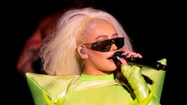 Christina Aguilera tampil mengenakan dildo berhiaskan permata di atas panggung L.A. Pride beberapa waktu lalu.