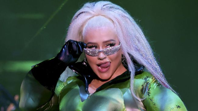 Sebelum tampil pakai dildo di atas panggung baru-baru ini, Christina Aguilera beberapa kali pernah menuai kontroversi.