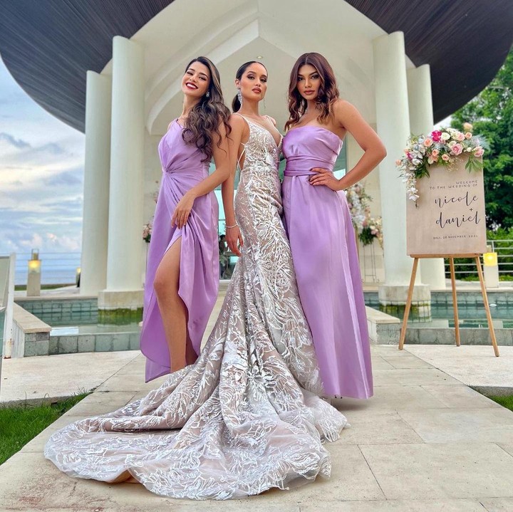 <p>Gaun pengantin yang dikenakan oleh Cinta Laura merupakan rancangan desainer Yogie Pratama. Tak hanya itu, Cinta juga berpose bersama dua orang bridesmaid. (Foto: Instagram @claurakiehl)</p>