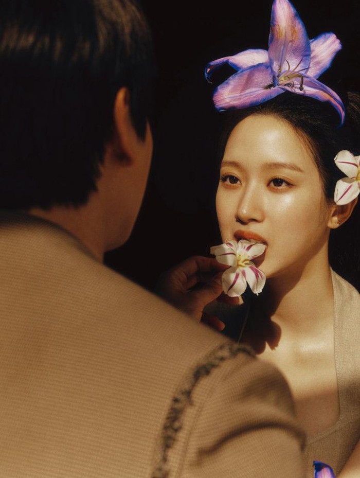 Desember 2021 lalu, Yeo Jin Goo dan Moon Ga Young dikonfirmasi akan membintangi drama terbaru bergenre fantasi. Drama ini menjadi reuni mereka setelah 13 tahun lalu pernah berada dalam drama yang sama./ Foto: W Korea
