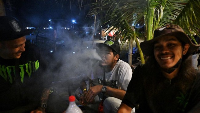 Bau asap terasa menyengat dan canda tawa terdengar saat ribuan warga menghadiri festival ganja di Thailand pada akhir pekan lalu.