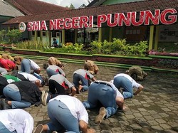Guru-Siswa SMAN di Pacitan Sujud Syukur Rayakan Luluk Juara Dunia