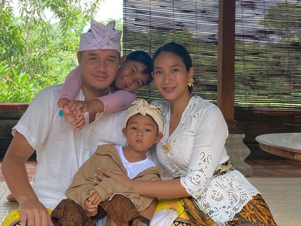 Happy Salma Larang Anak Main Gadget hingga Pindahkan ke Sekolah Negeri, Kenapa?
