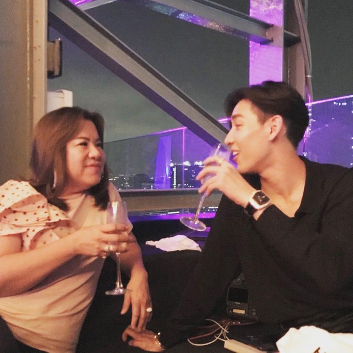 <p>Kisah menyentuh datang dari personel GOT7, yaitu Bambam. Sejak Bambam masih kecil, ibunda Bambam bekerja keras demi menafkahi anak-anak karena suaminya sudah meninggal. Kini setelah Bambam hidup sukses, ia membalas segala kebaikan sang Bunda. Enggak heran kalau mereka terlihat sangat dekat, nih. (Foto: Instagram @bambam1a)</p>