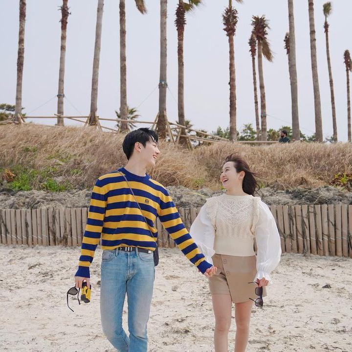 <p>Kedekatan K-Pop idol dengan Bunda mereka juga terlihat di kehidupan Kino PENTAGON. Pemilik nama lengkap Kang Hyung Gu itu tak segan memperlihatkan keharmonisannya dengan ibunda. Tak sedikit netizen yang memuji kecantikan ibunda Kino. (Foto: Instagram @831x10)</p>
