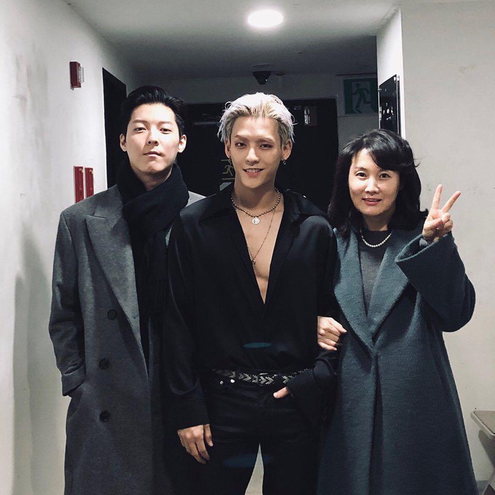 <p>Keluarga Minhyuk BTOB kerap membuat orang terkagum-kagum, nih. Ia dan sang kakak, Lee Jung Min selalu terlihat modis. Sang Bunda juga tak kalah memukau, lho. Ketiganya sering memperlihatkan potret kompak mereka yang sangat stylish. (Foto: Instagram @hutazone)</p>