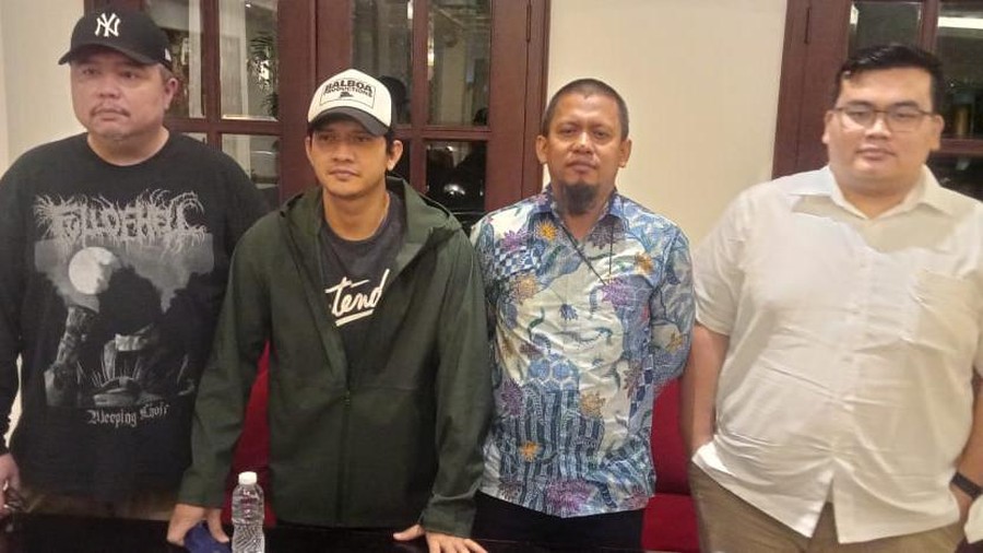 Iko Uwais, manajer dan tim kuasa hukum.