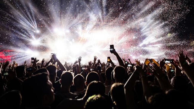 Buah Simalakama Ribut Fans vs Promotor Keributan antara penggemar dan promotor beberapa waktu lalu dipandang bisa berdampak luas, bahkan hingga citra Indonesia di mata agensi artis asing.