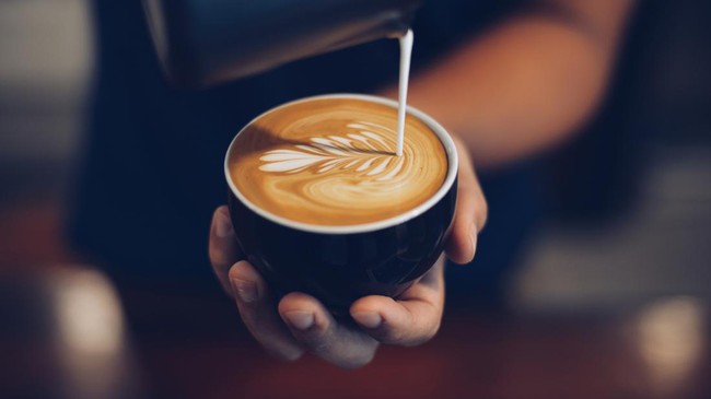 Kreativitas tak terbatas demi menghadirkan kreasi minuman kopi tak biasa sering dilakukan gerai kopi. Tapi bagaimana dengan kopi dan babi?