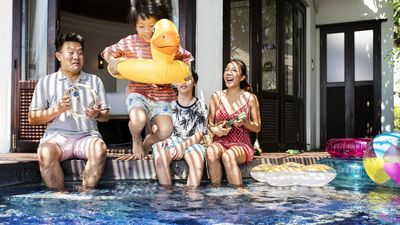 Ilustrasi staycation keluarga
