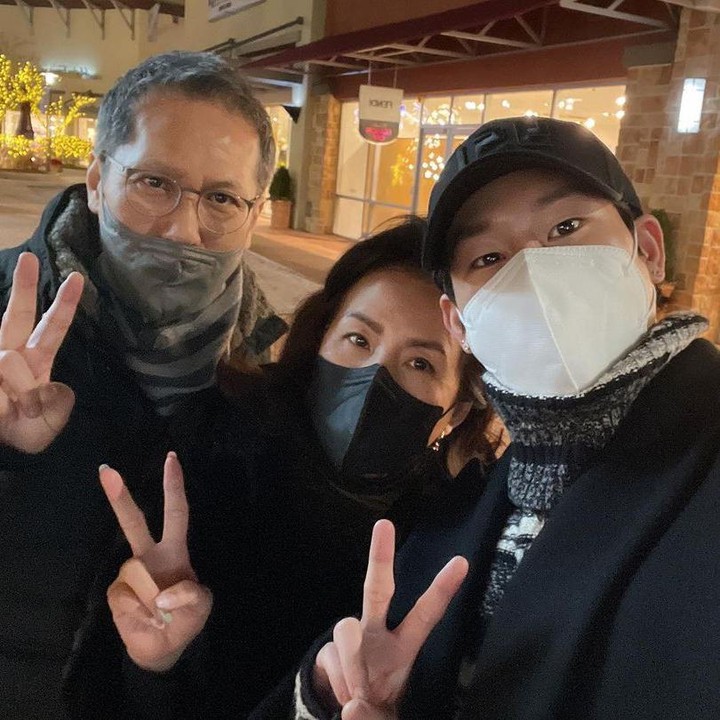 <p>Jooheon MONSTA X juga merupakan K-Pop idol yang sangat dekat dengan orang tuanya. Ia bahkan sangat manja kepada mereka, lho. Rasa cinta Jooheon juga ditunjukkan lewat salah satu lagunya yang berjudul DIA. Dalam lagu tersebut, ia menceritakan tentang ibunda yang merupkan seorang desainer perhiasan. (Foto: Instagram @joohoneywalker)</p>