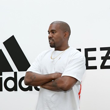 img-title Sederet Aksi Kontroversial Kanye West, dari Rasisme hingga Menunjukkan Film Porno ke Petinggi Adidas!
