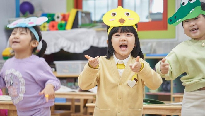Ki So Yu berperan sebagai Son Eun Gi di drama Korea Our Blues. Ia adalah anak TK yang ceria, menggemaskan dan sangat menyayangi orang tuanya./ Foto: Instagram.com/tvn_drama