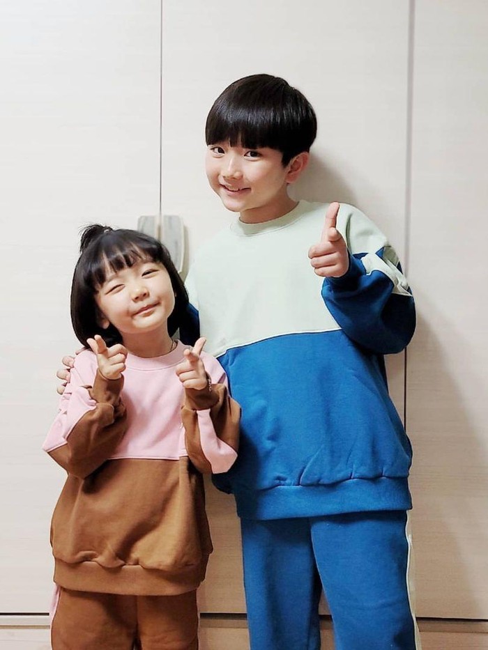 Ki So Yu ternyata adalah adik dari Ki Eun Yoo, yang berperan sebagai Chang Yi Joon di drama Hometown Cha Cha Cha. Menggemaskan ya, beauties? Kedua bersaudara ini memiliki kemampuan akting yang luar biasa./ Foto: Instagram.com/beasera_freedom