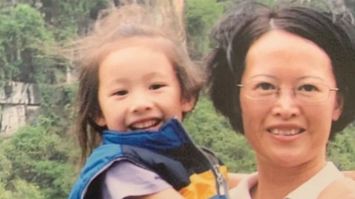 Mengharukan! Perempuan Ini Temukan Fakta Mendiang Ibunya Pernah Jadi Guru TK Sang Pacar Lewat Foto!