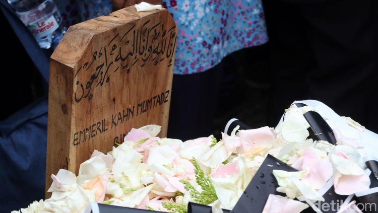 Makam Eril Anak Ridwan Kamil di Cimaung, Lokasi dan Imbauan Bagi Peziarah Makam Eril anak Ridwan Kamil berada di Cimaung, Kabupaten Bandung, Provinsi Jawa Barat. Jenazah Emmeril Kahn Mumtadz (Eril) telah dimakamkan pada 13 Juni 2022.