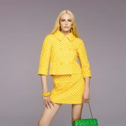 Moschino Hadirkan Tren Gaya ala Era '60an yang Fun dan Penuh Warna di Koleksi Resort 2023