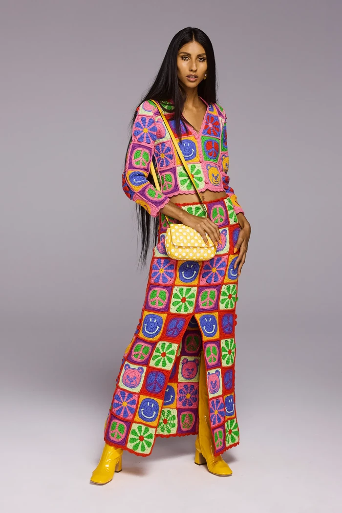 Selain warna, patchwork dan crochets juga jadi tema lain dari tren ala era '60an yang dibawa Moschino. Foto: Marcus Mam / Courtesy of Moschino