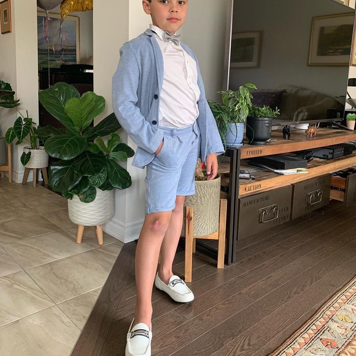 <p>Bunda sudah tahu? Cut Memey memiliki anak laki-laki bernama Nathan. ia memiliki akun Instagram sendiri nih, Bunda. Ia juga suka bergaya dengan outfit kerennya. Ini potretnya saat memakai setelan biru muda, kemeja putih, lengkap dengan dasi kupu-kupu. (Foto: Instagram @nathanrowland_)</p>